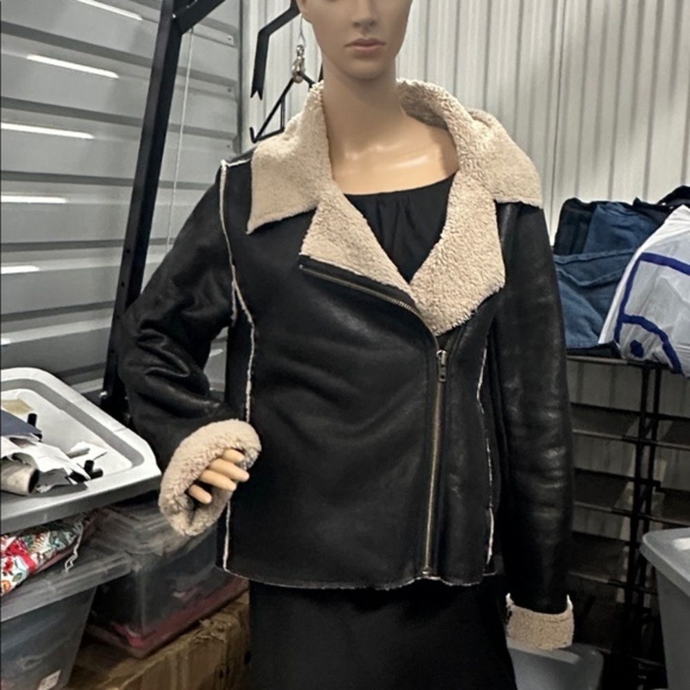 Dylan women’s black faux leather coat with cream Sherpa collar size medium
